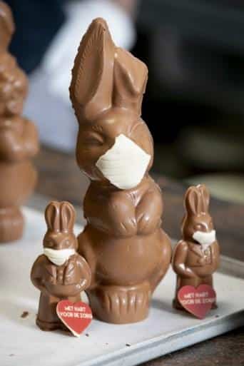 Chocolatier verkoopt paashazen met mondmasker: “Ook de paash ...